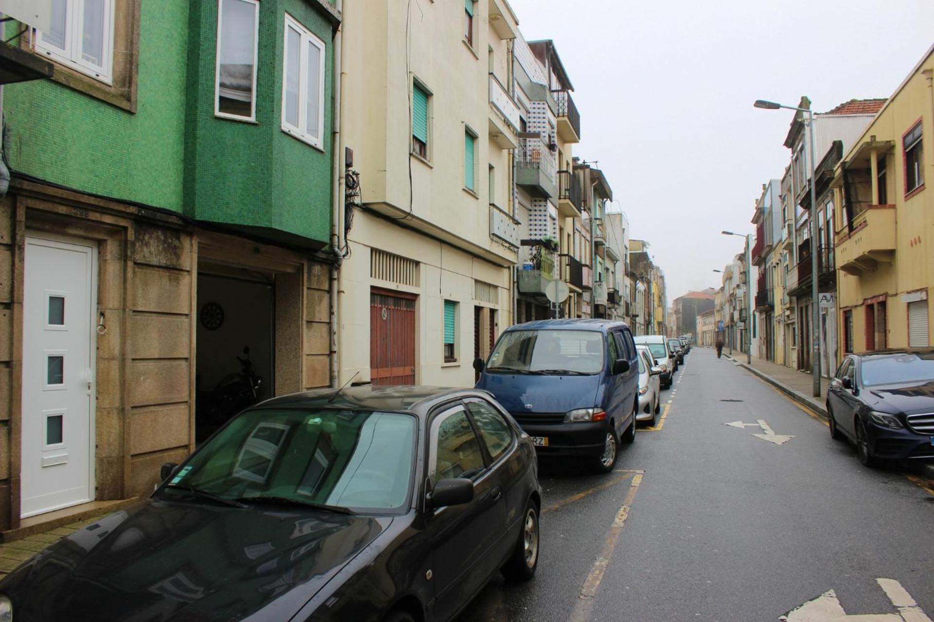En-Suite Bedroom And Garage In Porto City Center, Porto